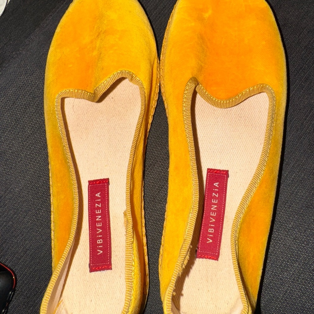 Vibrant Yellow Flats for Effortless Style